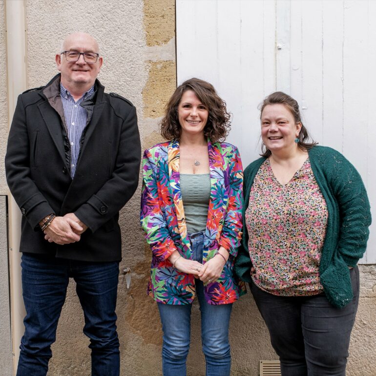Philippe Portejoie, maire de Mourens – Charlotte Colin et Clémence Roux, parents d’élèves – photo : Véronique Cherpantier
