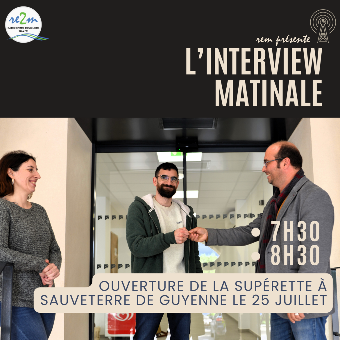 Franck et marion reçoivent les clés de la supérette à Sauveterre-de-Guyenne des mains de Monsieur le Maire