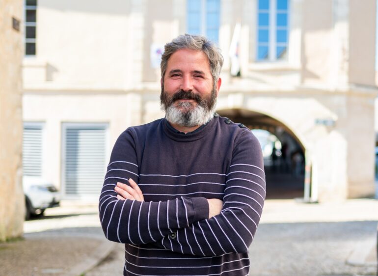 Découvrez L'Esprit Vigneron à Soussac avec laurent Mora : une épicerie-cave unique mettant à l'honneur les vins des vignerons indépendants et les produits du terroir de l'Entre-Deux-Mers.