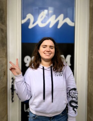 Carole Graby est une jeune professionnelle dynamique et passionnée, actuellement en service civique à REM Radio.