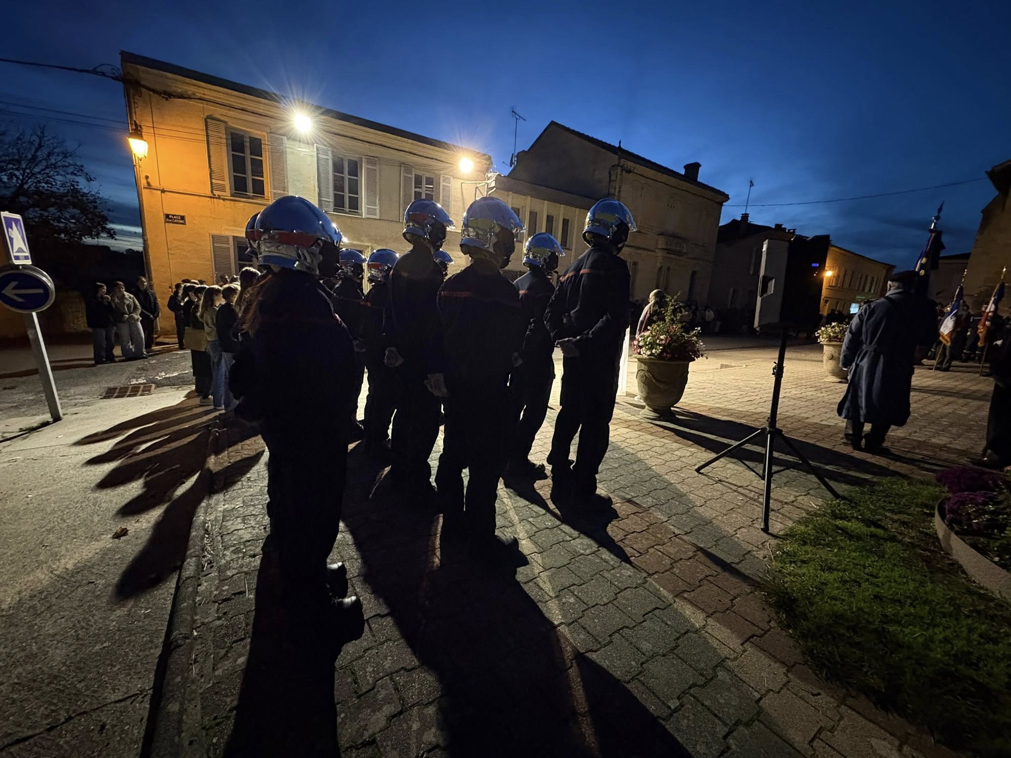 Une belle mobilisation intergénérationnelle à Sauveterre-de-Guyenne pour le 107e anniversaire de l'Armistice, alliant tradition et transmission.