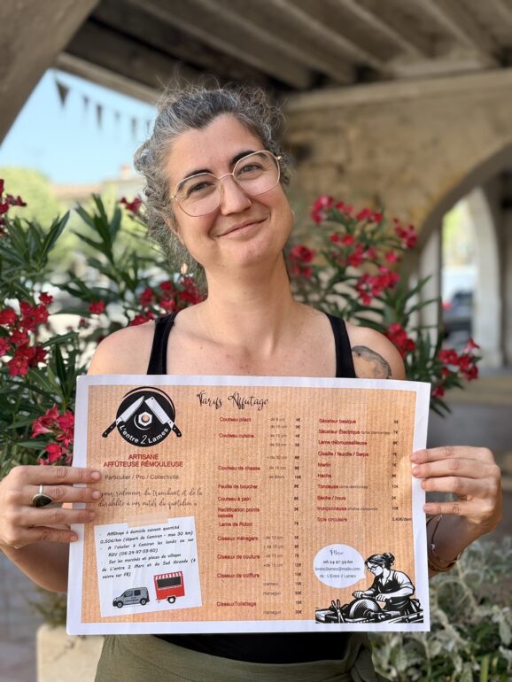 Marie Dandieu présente les tarifs de son entreprise d'affûtage L'Entre 2 Lames à Camiran.