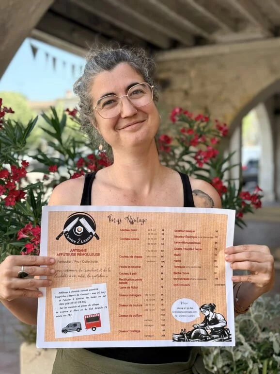 Marie Dandieu présente les tarifs de son entreprise d'affûtage L'Entre 2 Lames à Camiran.