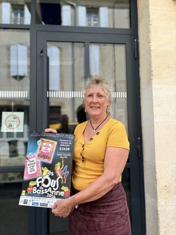 Carine Butler, présidente des Fous de Bassanne, orchestre avec enthousiasme le grand festival de théâtre au Moulin de Piis. Découvrez les coulisses.