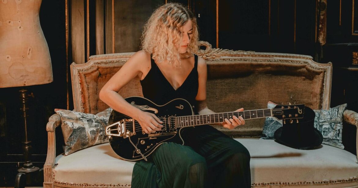Portrait de Mary Bach, auteure-compositrice-interprète et animatrice d'Electro District sur REM