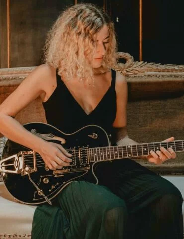 Portrait de Mary Bach, auteure-compositrice-interprète et animatrice d'Electro District sur REM