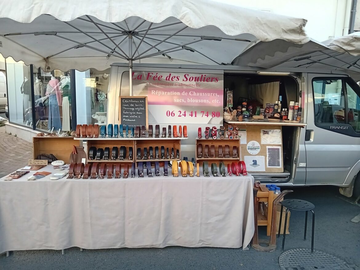 Chaque samedi, Florence répare chaussures, sacs et blousons au marché de La Réole. Son atelier ambulant porte le label Répar’Acteurs.