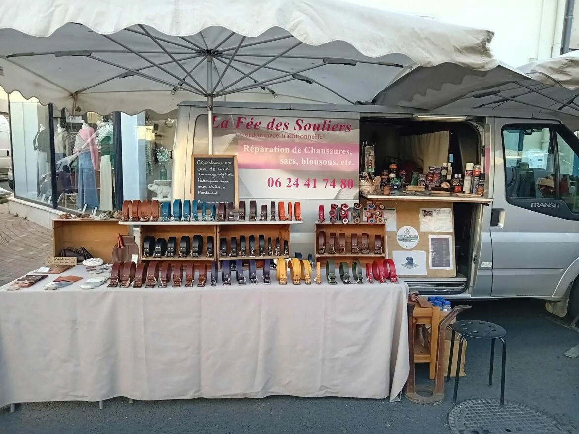 Chaque samedi, Florence répare chaussures, sacs et blousons au marché de La Réole. Son atelier ambulant porte le label Répar’Acteurs.