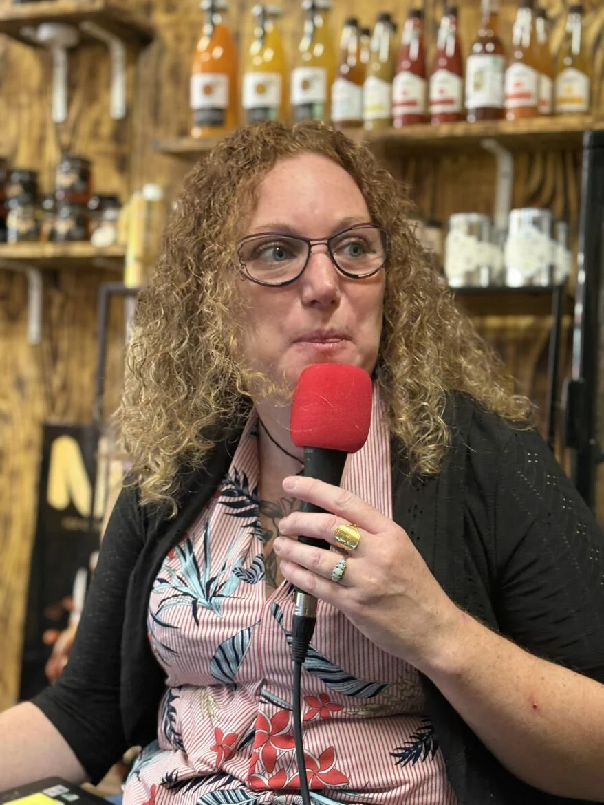 Émilie Lapouyade dans sa boutique de torréfaction, le Café Jérémy, sur la place de Blasimon