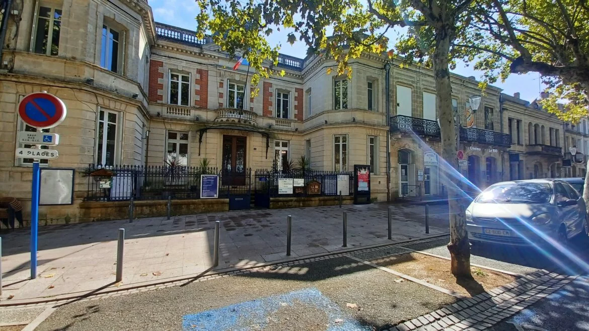 Façade de l'hôtel de ville de Langon, en Gironde, allées Jean Jaurès