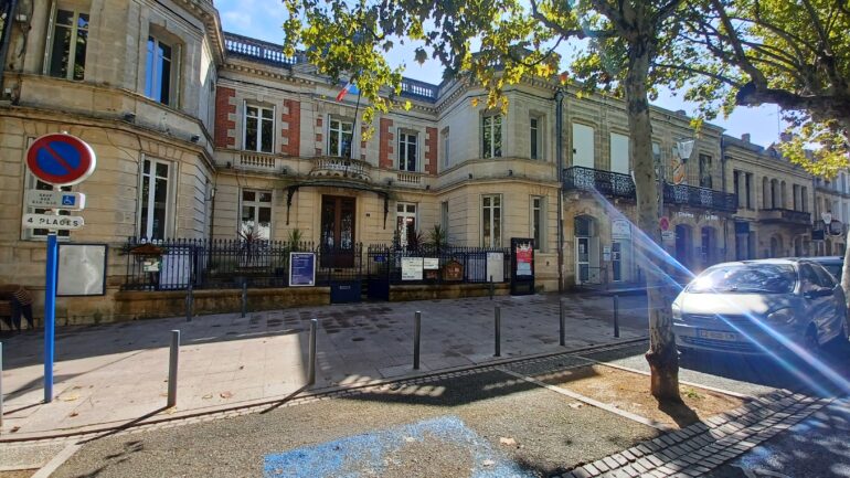 Façade de l'hôtel de ville de Langon, en Gironde, allées Jean Jaurès