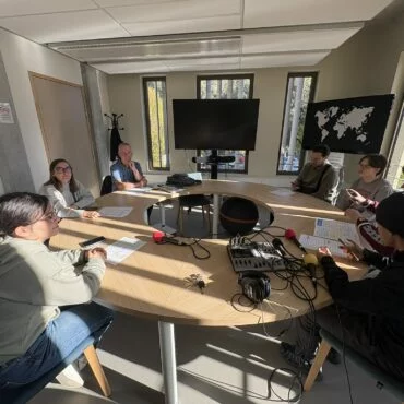Jeunes de la Mission Locale du Sud-Gironde et Francis Zaghet autour d'une table ronde, micros et console REM, pendant l'émission locale