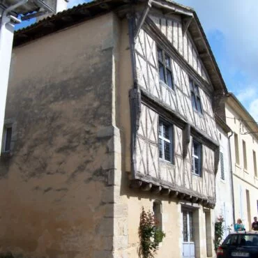 Façade de la médiathèque municipale La Graineterie à Sauveterre-de-Guyenne, en Gironde