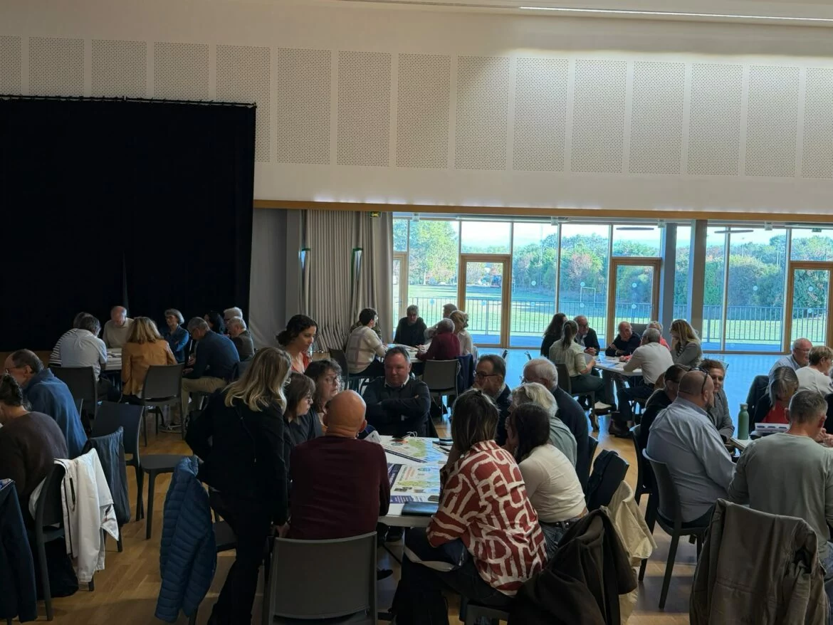 Élus du Cœur Entre-deux-Mers réunis en ateliers autour de tables rondes, salle du Carré des Forges à Fargues-Saint-Hilaire