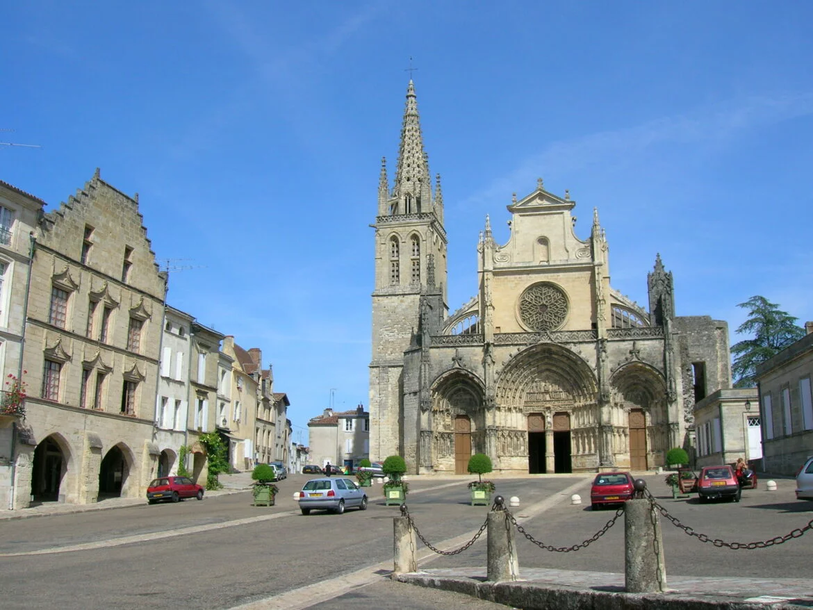 Place de la Cathédrale et façade de la cathédrale Saint-Jean-Baptiste à Bazas, en Sud-Gironde