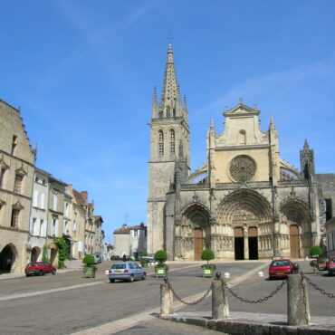 Place de la Cathédrale et façade de la cathédrale Saint-Jean-Baptiste à Bazas, en Sud-Gironde