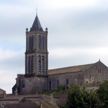 Façade de l'église Saint-Pierre de La Réole, en Gironde, où le lutrin de Blaise Charlut a retrouvé sa place