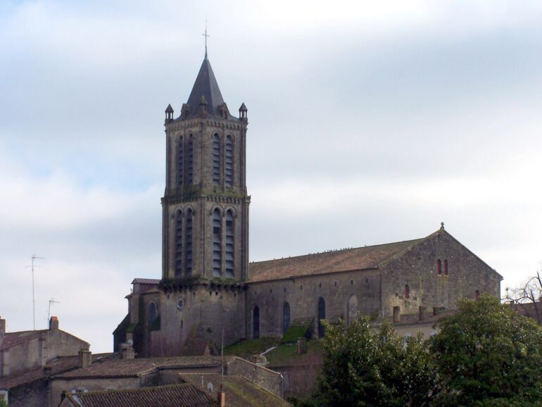 Façade de l'église Saint-Pierre de La Réole, en Gironde, où le lutrin de Blaise Charlut a retrouvé sa place
