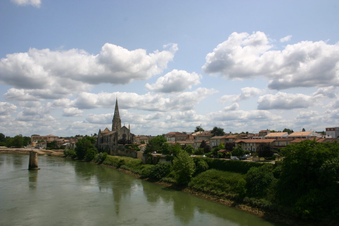 Vue de Langon et des quais de Garonne, en Gironde, où se tient le marché du vendredi