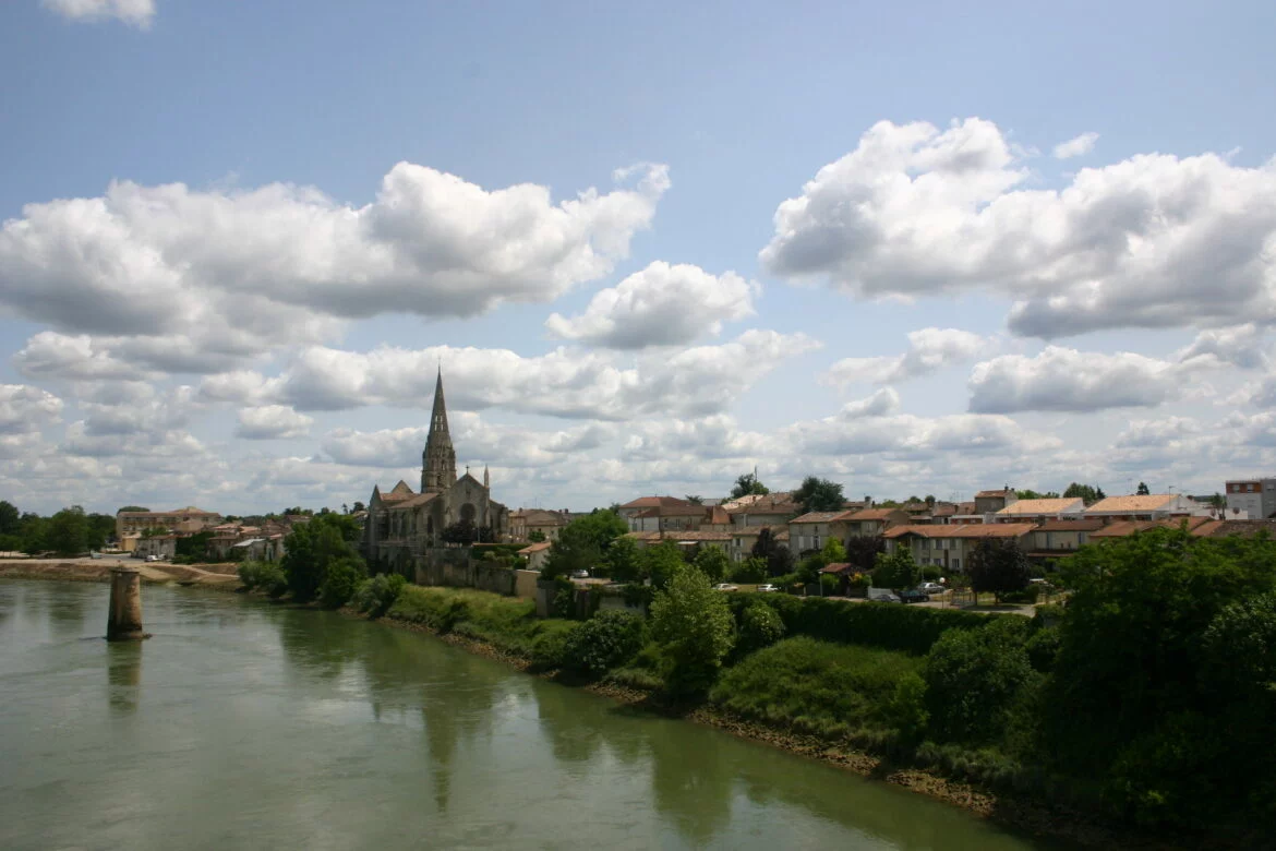 Vue de Langon et des quais de Garonne, en Gironde, où se tient le marché du vendredi