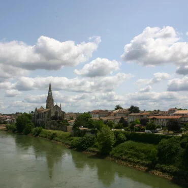 Vue de Langon et des quais de Garonne, en Gironde, où se tient le marché du vendredi