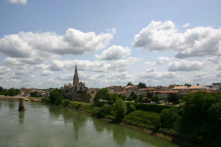 Vue de Langon et des quais de Garonne, en Gironde, où se tient le marché du vendredi