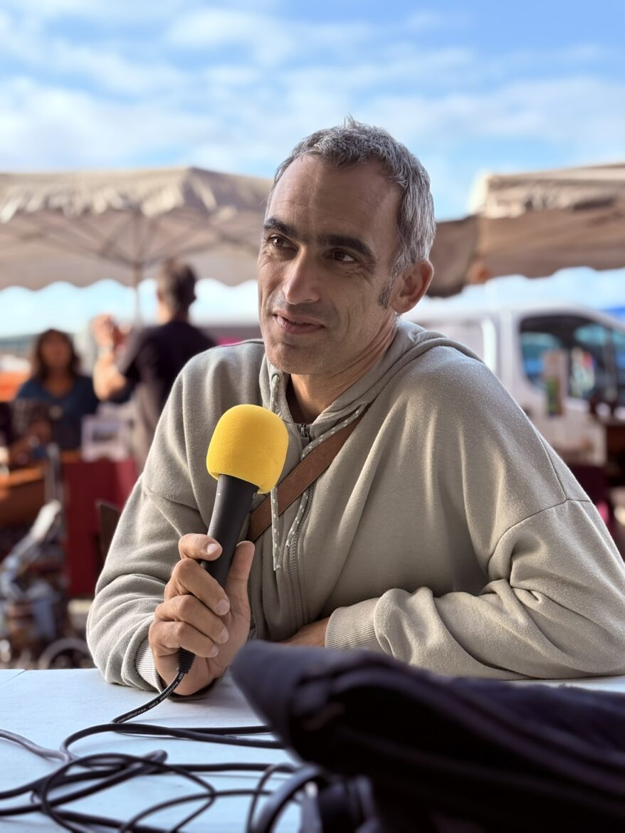 Cueilleur-distillateur à Bazas, Yohan Musseau a perdu un tiers de sa récolte cet été. Vente au marché de La Réole un samedi sur deux.