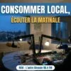 Animateur de dos, casque sur les oreilles, la main sur la console dans le studio de la matinale de REM à Sauveterre-de-Guyenne, à l'aube, avec le slogan Consommer local, écouter la matinale