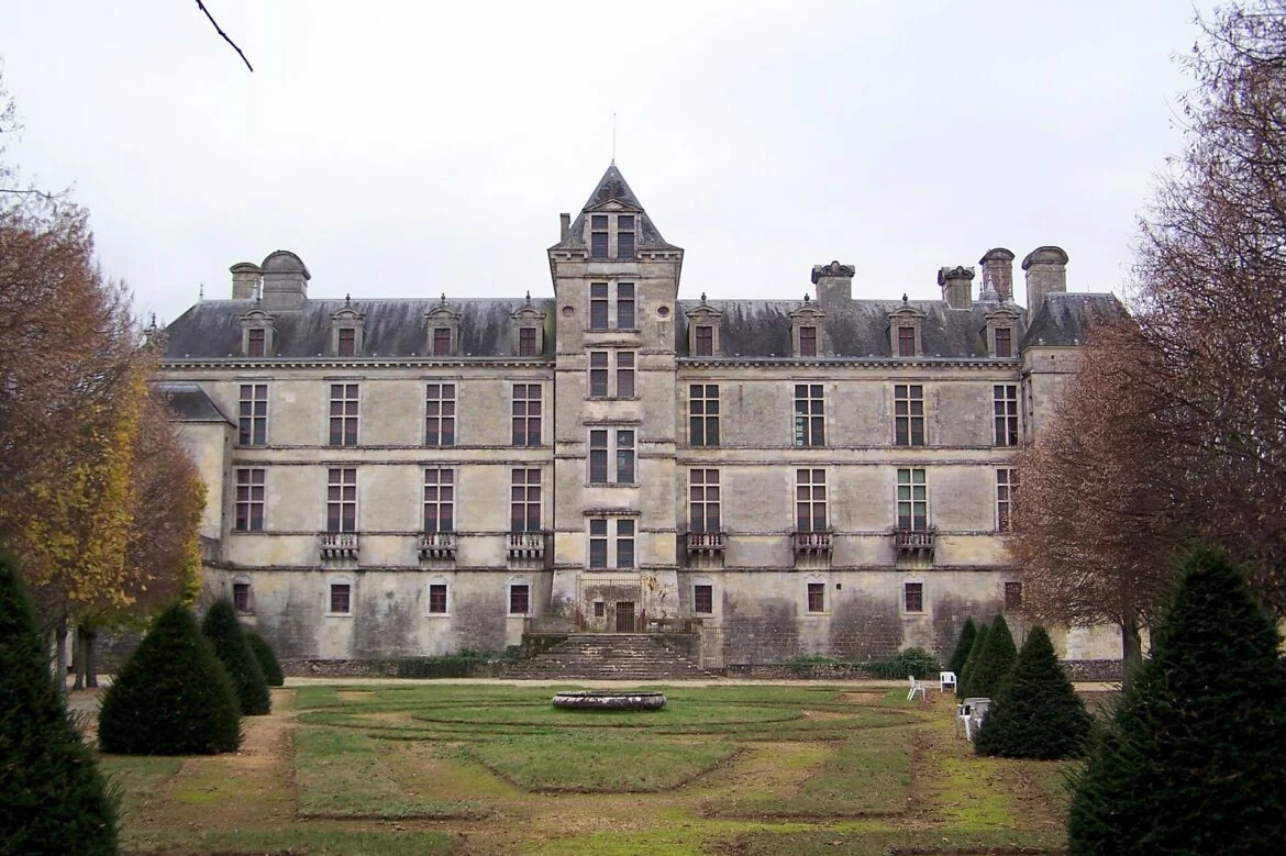 Château des ducs d'Épernon à Cadillac (Gironde), vue extérieure de la façade du château ducal