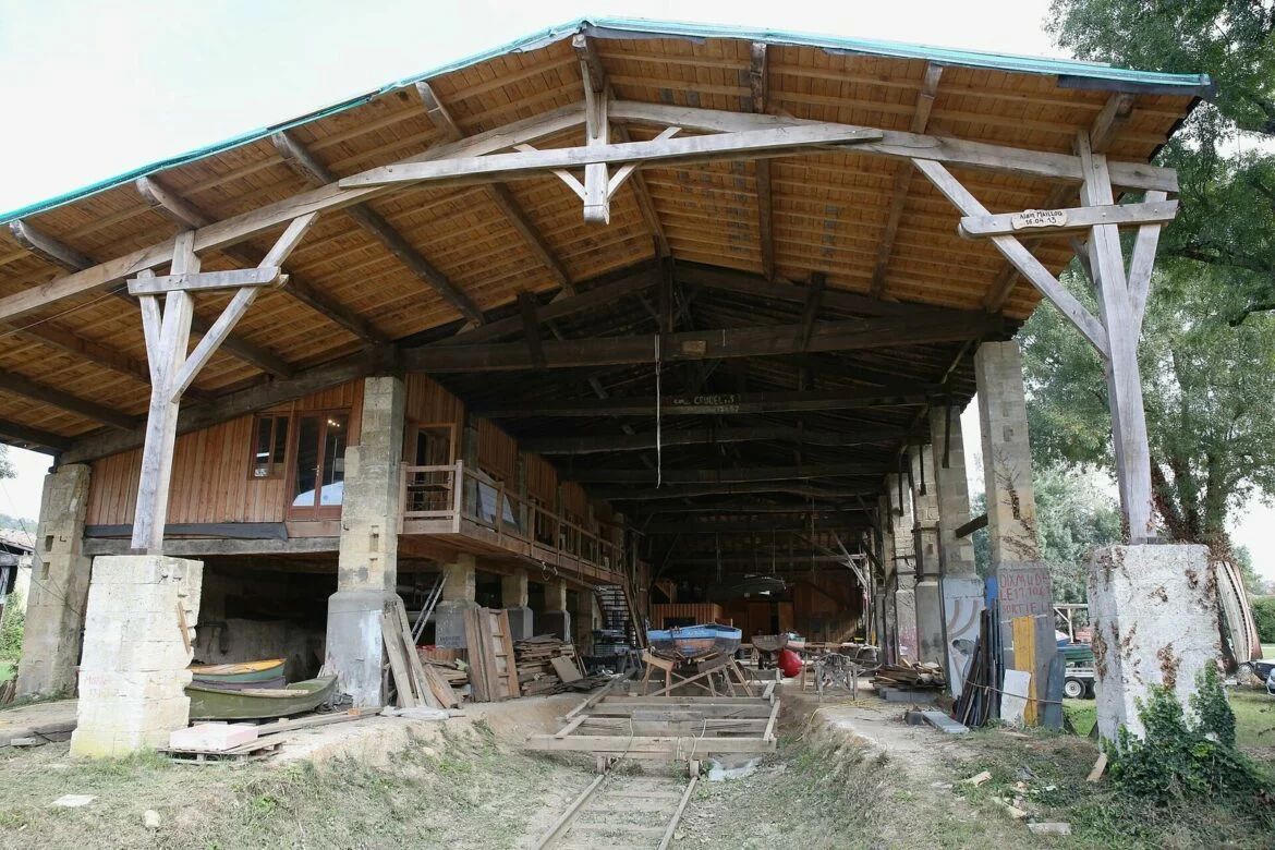 Hangar en bois des Chantiers Tramasset, ancien chantier naval au bord de la Garonne au Tourne, en Gironde