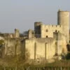 Château de Rauzan, château fort médiéval en Gironde, vue extérieure de la forteresse