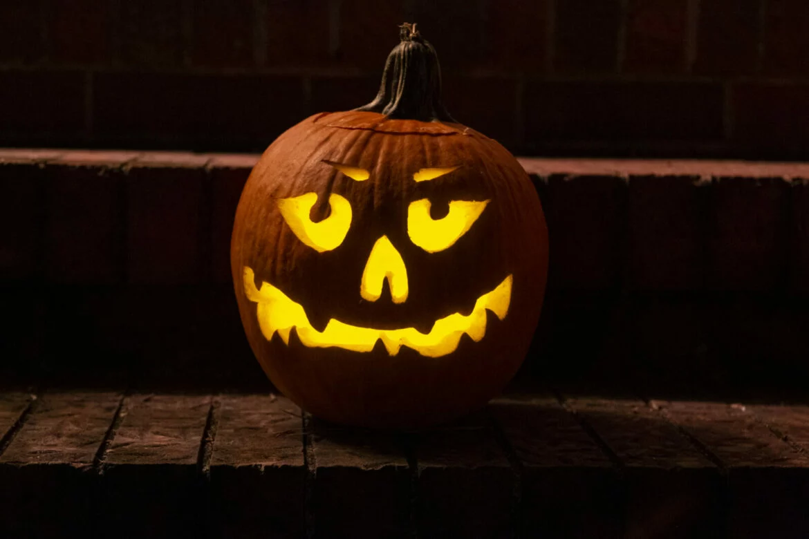 Citrouille d'Halloween sculptée et éclairée de l'intérieur, photographiée de nuit