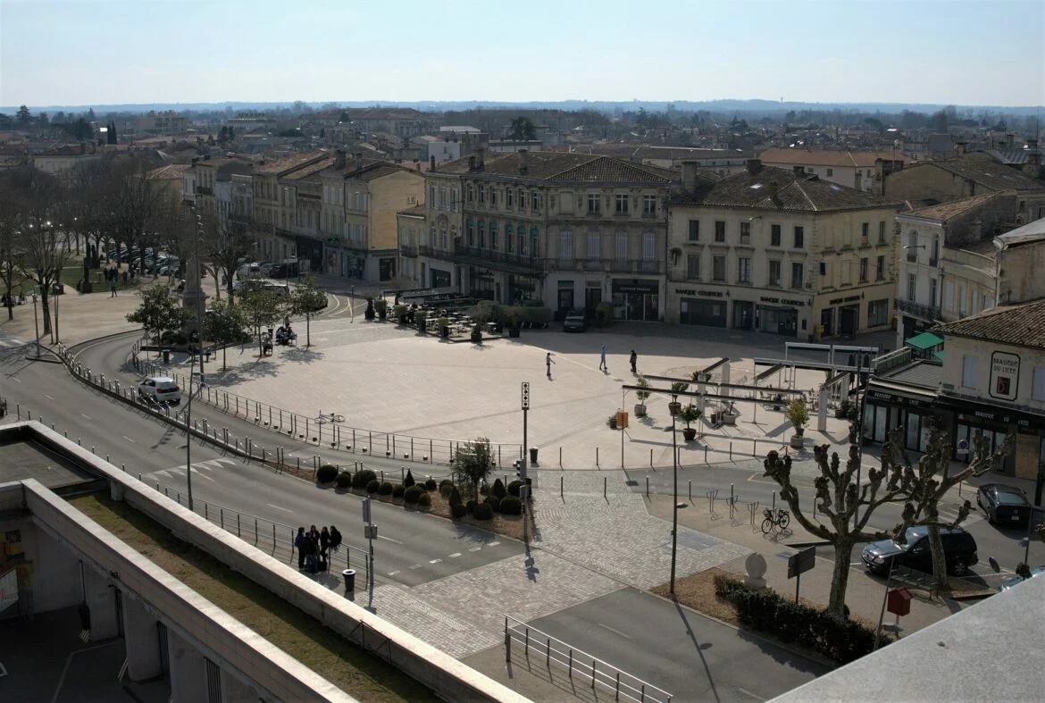 Esplanade François-Mitterrand à Libourne (Gironde), vue depuis le lycée Max-Linder, espace urbain et circulation