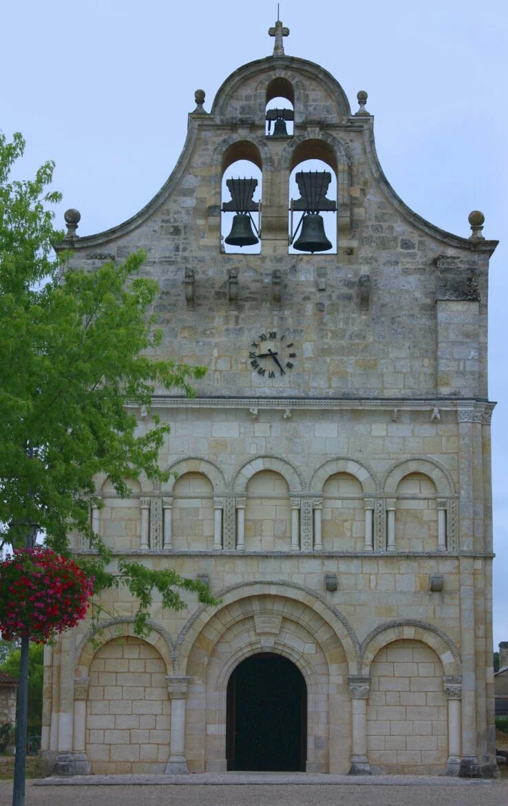 Église Saint-Seurin de Galgon, vue extérieure de l'édifice roman, commune de Galgon en Gironde