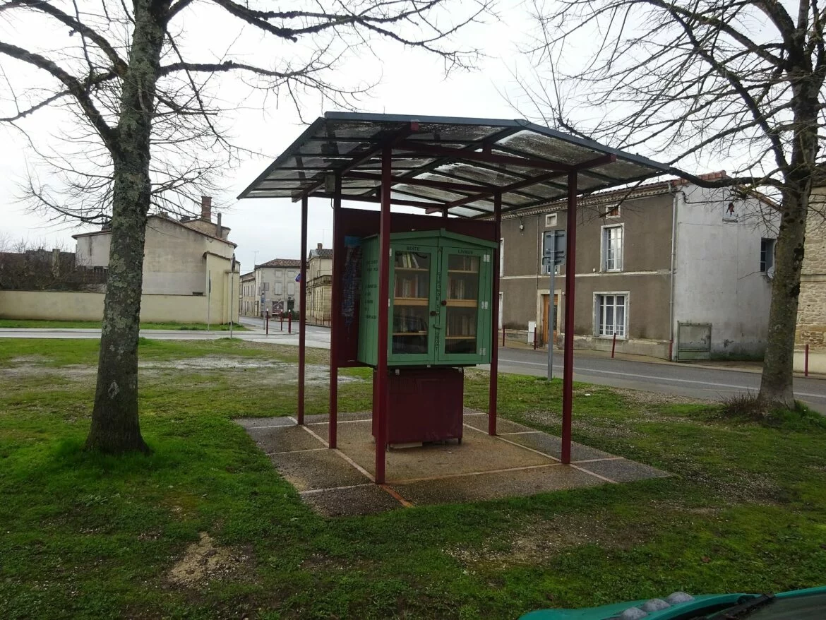 Rue de la République à Gironde-sur-Dropt, avec une boîte à livres installée dans la rue, en Gironde.