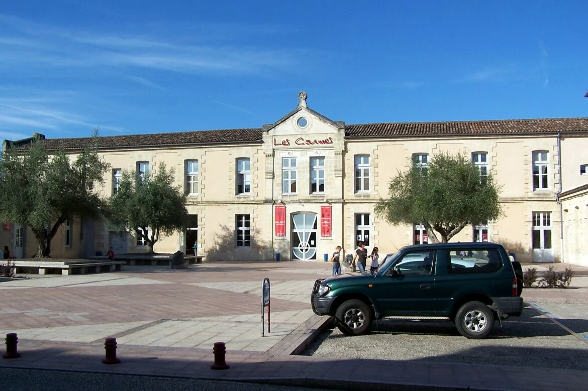 Façade du centre culturel Les Carmes à Langon, en Gironde, lieu du spectacle Gratte Gratte pendant les SISM 2026