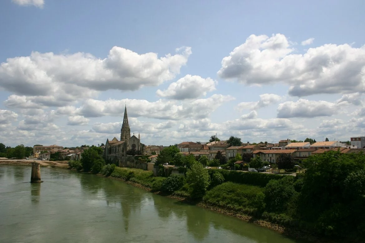 Langon vue depuis le pont sur la Garonne, avec l'église Saint-Gervais-et-Saint-Protais et les maisons des quais