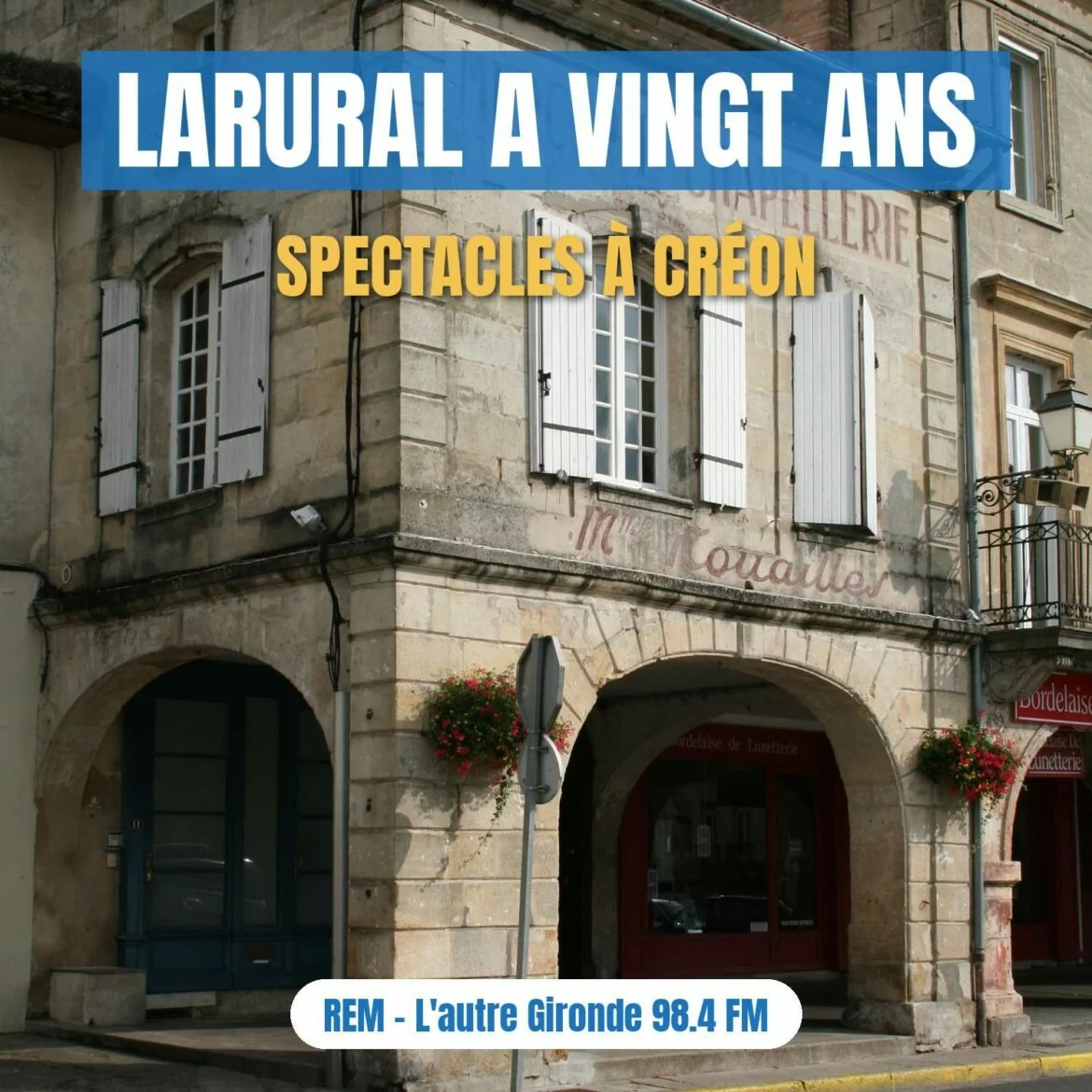 Arcades de la place de la Prévôté à Créon, avec une ancienne enseigne peinte, et un bandeau sur les vingt ans de Larural