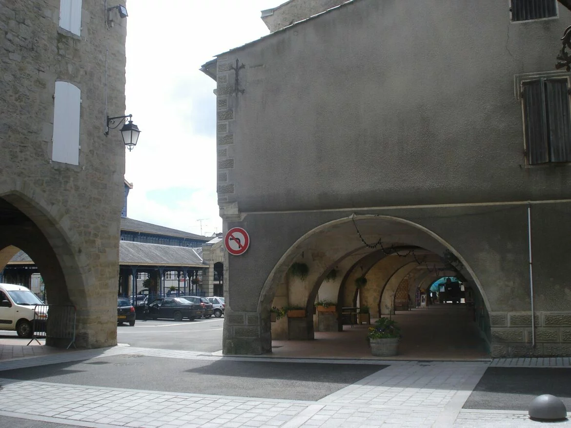 Place à arcades et halle du centre-ville de Monségur, en Gironde