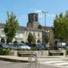 Place à arcades de la bastide de Sauveterre-de-Guyenne, en Gironde, sur le parcours du Tour de France 2027
