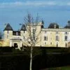 Le château de Vayres, en Gironde, France : vue du château, monument historique de la commune de Vayres.