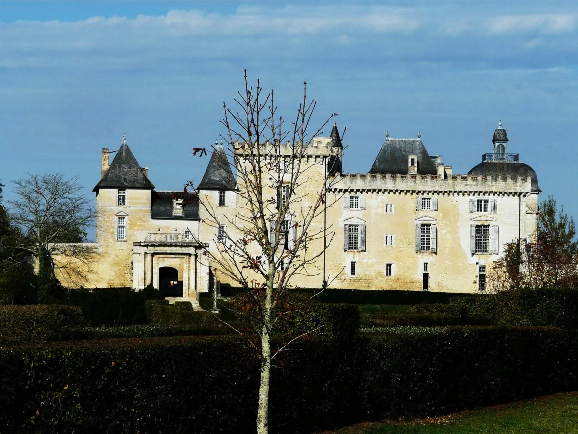 Le château de Vayres, en Gironde, France : vue du château, monument historique de la commune de Vayres.